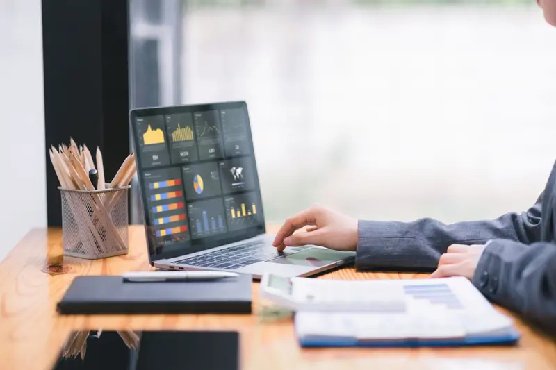 Data Mesh vs. Centralized Warehouse: Which Model Fits Your Organization in 2026?